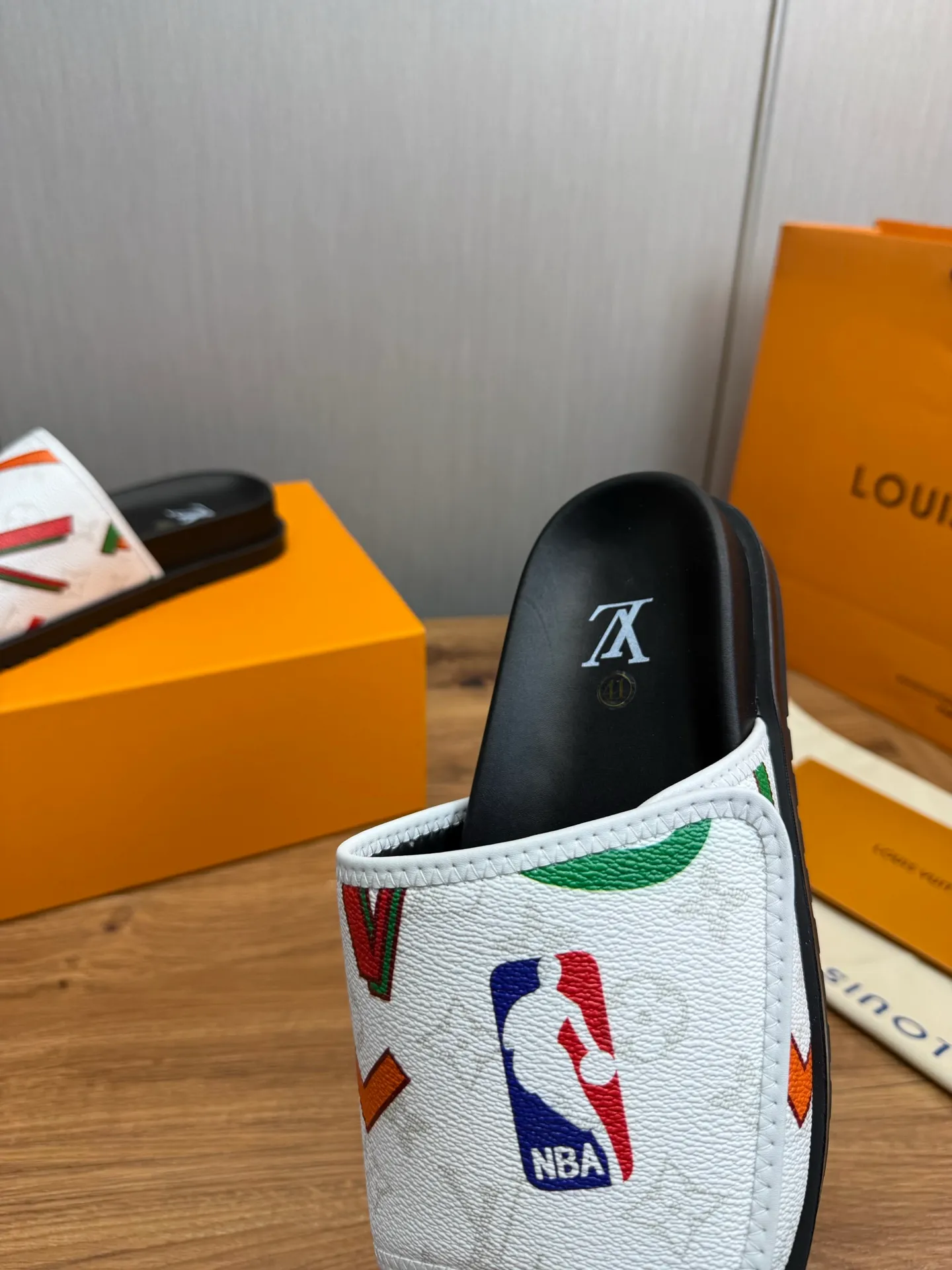 Men's shoes 💰320💰 Lv. hot selling men's slippers 🔥 🩴Official website one to one production 38-45 sizes 45 46 🉑️Customized!